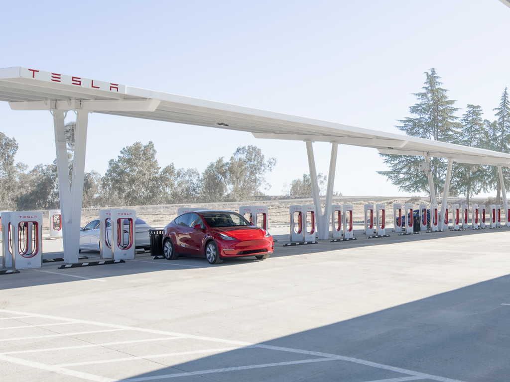 Tesla Superchargers Are Now on Highway Signs in the U.S.