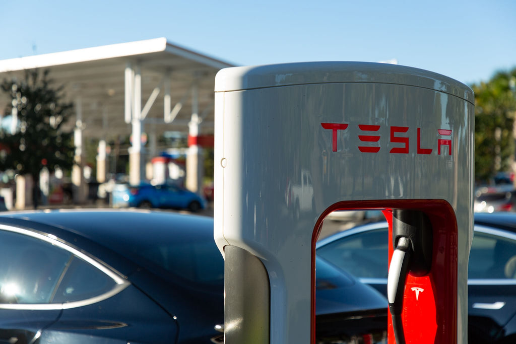 Kentucky Mandates Tesla Charging Plug on State-Funded Stations