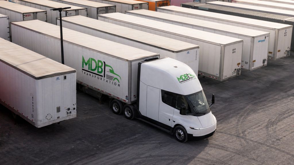 California port uses Tesla Semi-trucks for internal logistics – EVANNEX ...